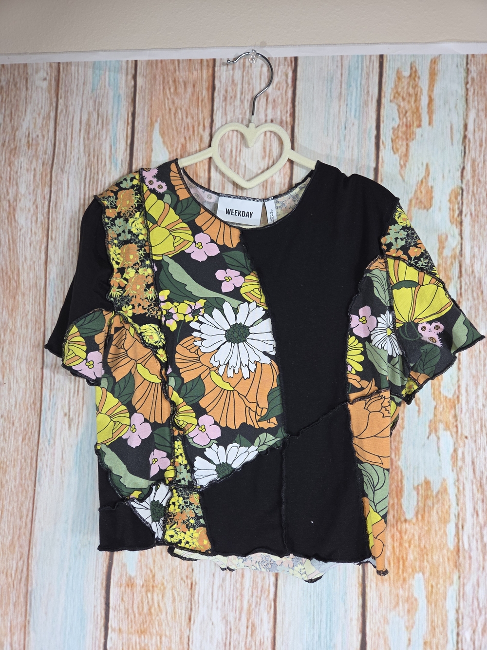 Weekday Asos Sierra crop seam detail T-shirt in retro floral print. Size Small